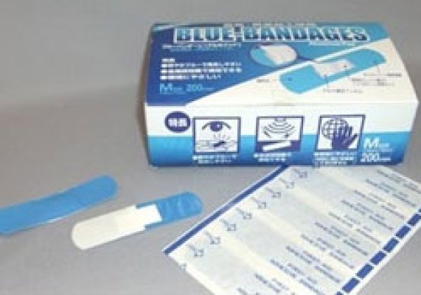 画像1: 青色 アルミ 絆創膏 ２００枚入り「ブルーバンデージ」異物混入防止　アルミパッドで金属検出器対応 (1)